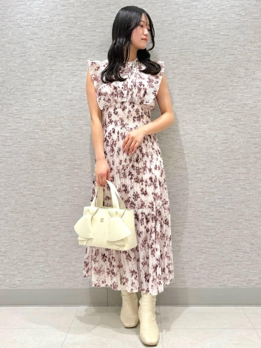 ピンク系のワンピース、ホワイト系のテーラードジャケット、ホワイト系のハンドバッグを着用したレディースの冬コーディネートの4枚目の写真