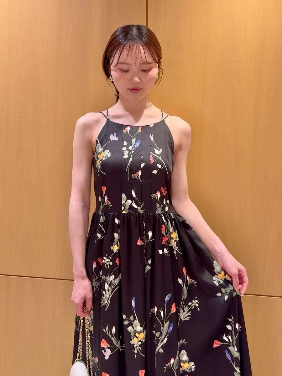 ホワイト系のテーラードジャケット、ブラック系のワンピース、ホワイト系のショルダーバッグを着用したレディースの春コーディネートの7枚目の写真