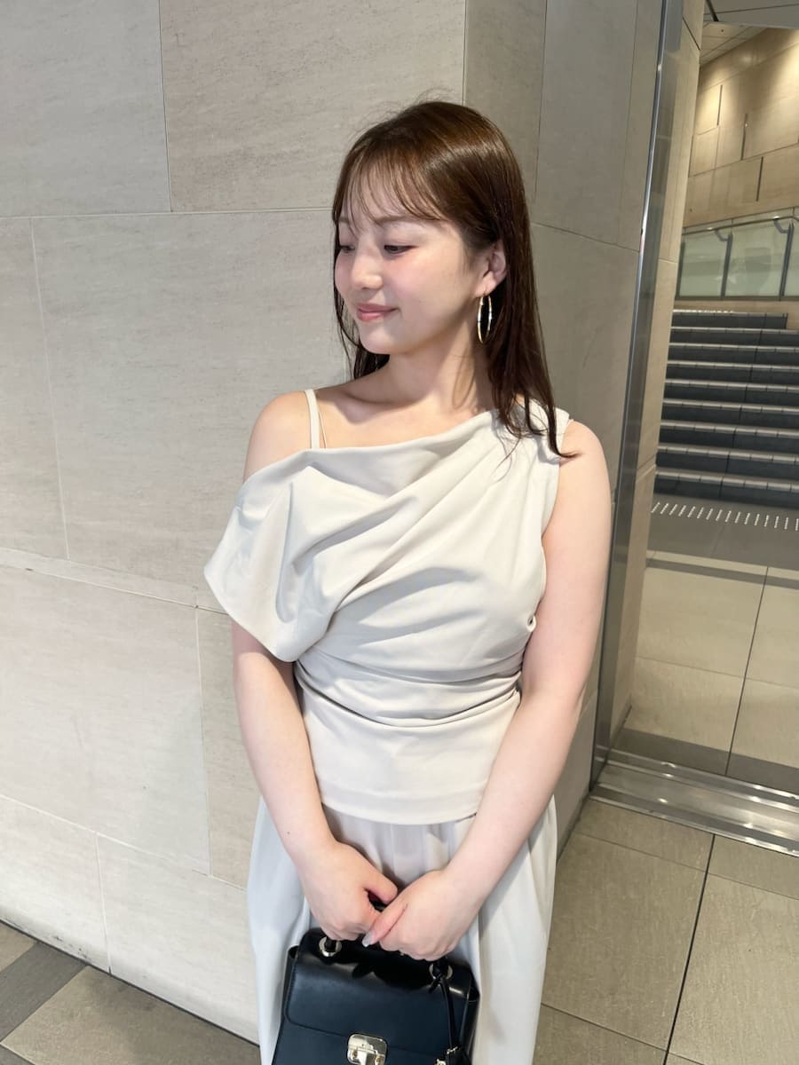 ベージュ系のシャツ/ブラウス、ベージュ系のその他パンツ、ブラック系のショルダーバッグを着用したレディースの夏コーディネートの4枚目の写真