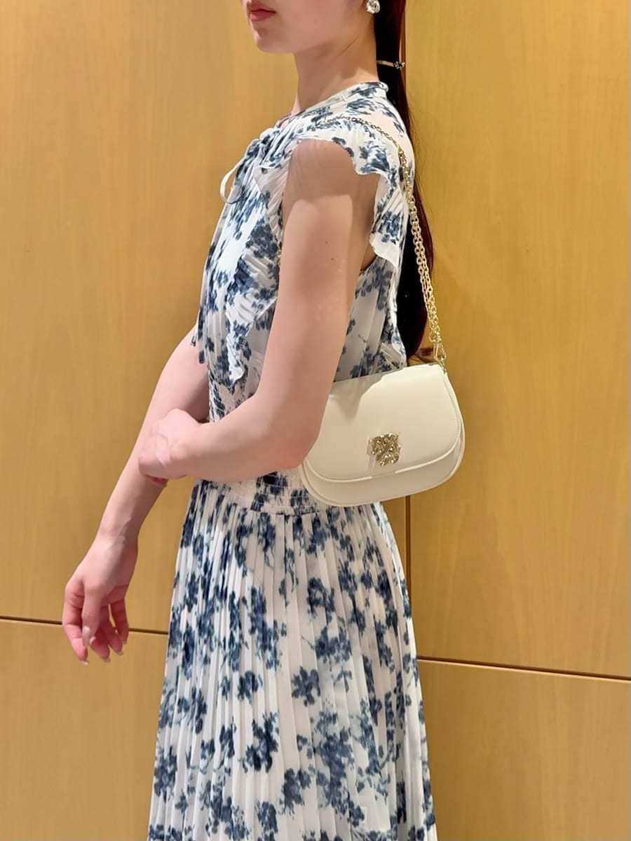 グレー系のブーツ、ブルー系のワンピース、グレー系のテーラードジャケットを着用したレディースの春コーディネートの8枚目の写真