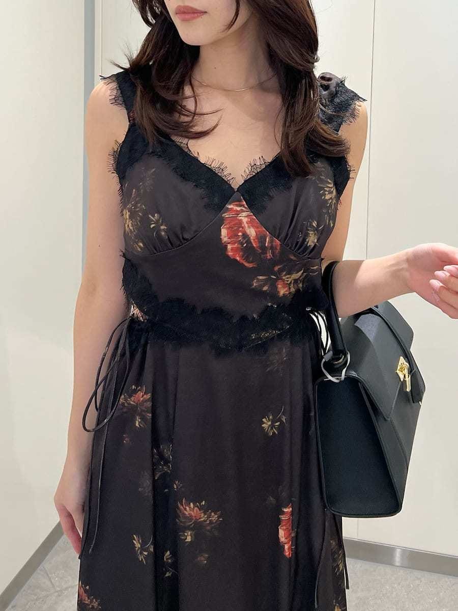 ブラック系のワンピース、ブラック系のパンプス、ブラック系のハンドバッグを着用したレディースの春コーディネートの4枚目の写真