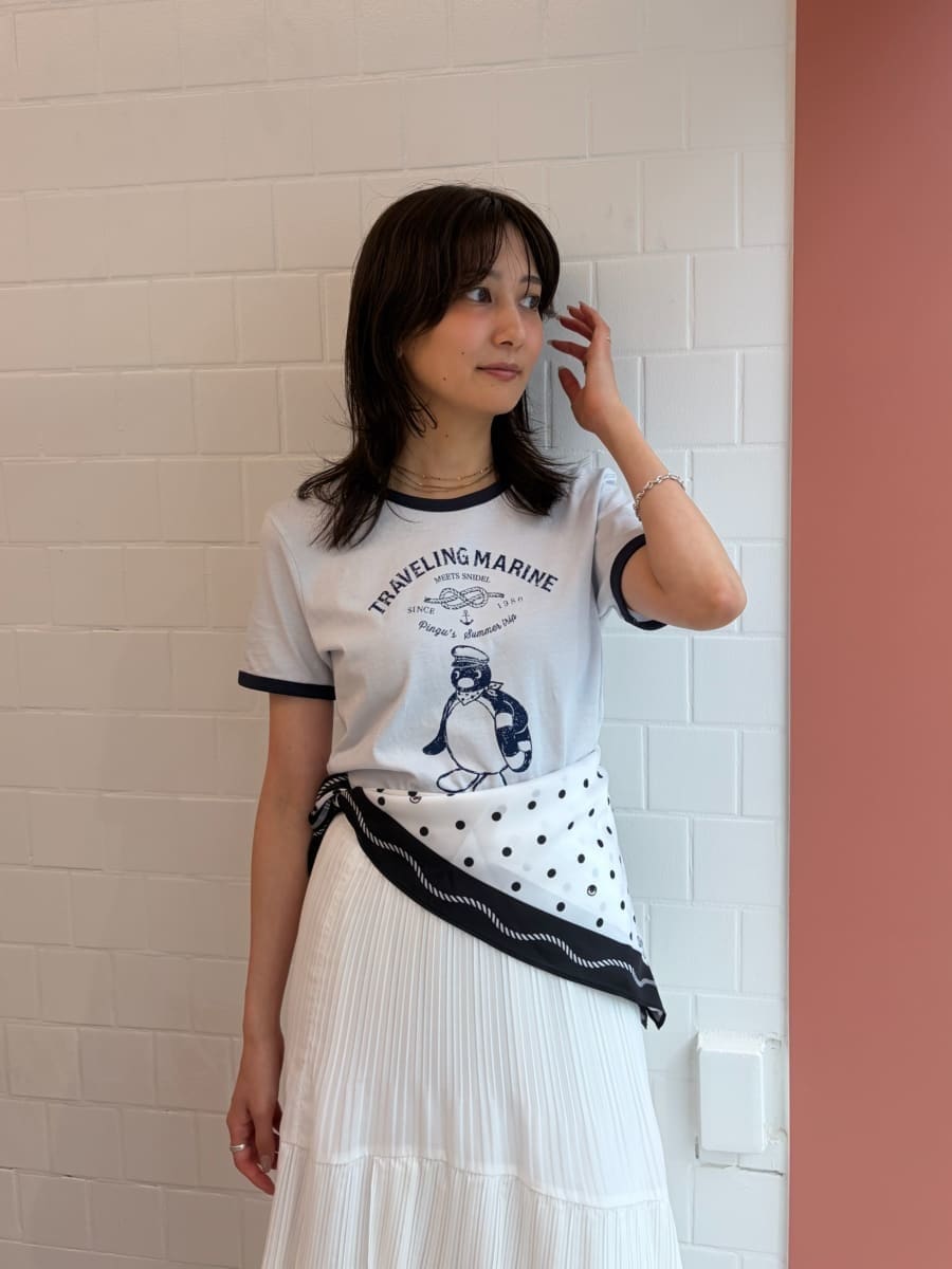 ホワイト系のスカート、ブルー系のTシャツ/カットソー、その他のバンダナ/スカーフを着用したレディースの夏コーディネートの4枚目の写真