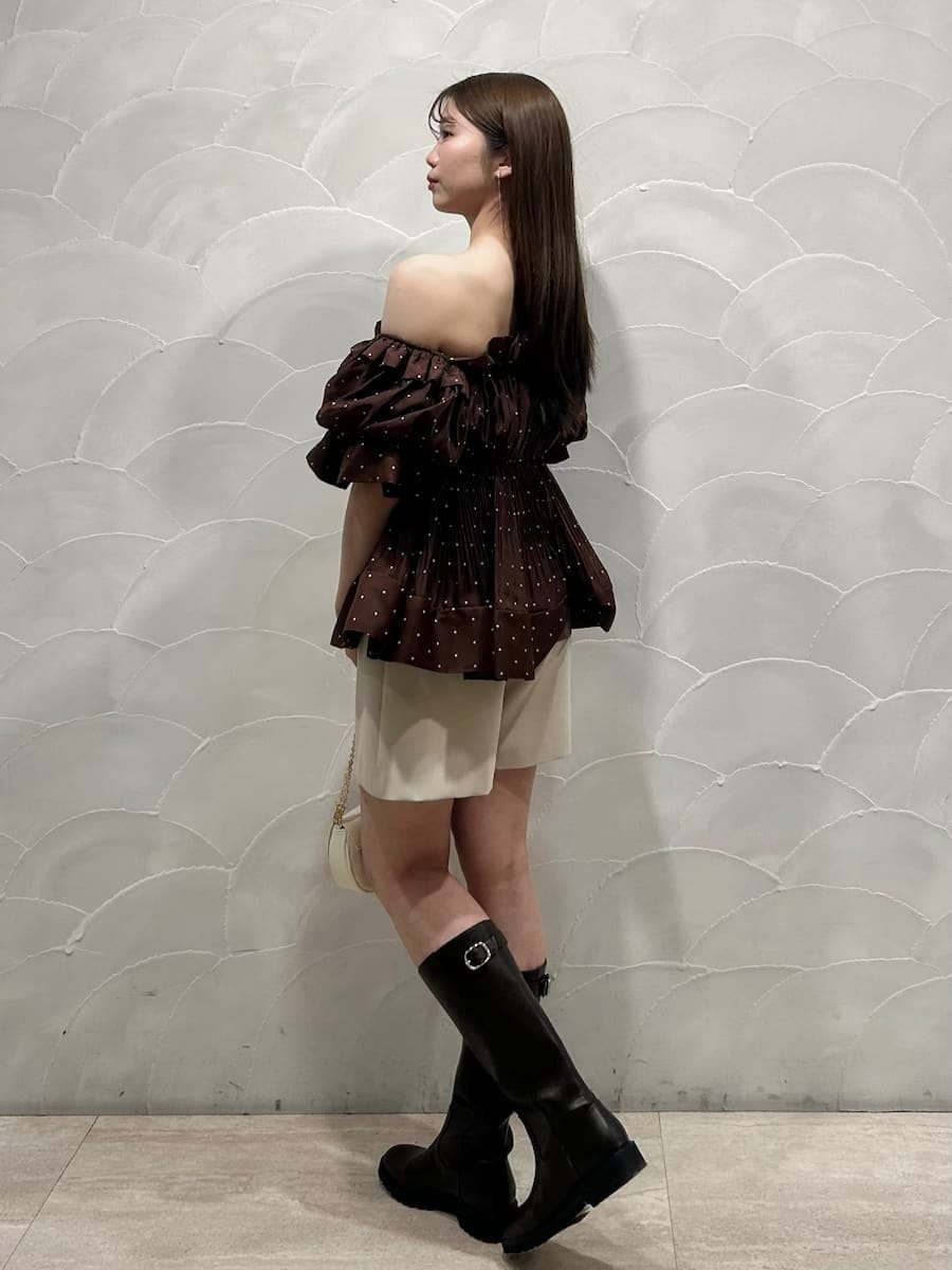 その他のその他トップス、ホワイト系のショルダーバッグ、ホワイト系のその他パンツを着用したレディースの春コーディネートの4枚目の写真