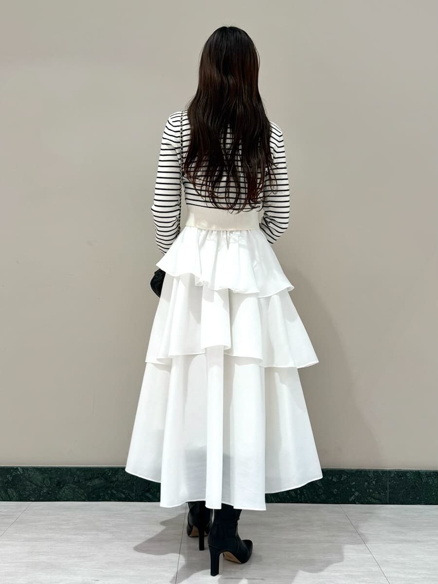 ブラック系のブーツ、ブラック系のショルダーバッグ、その他のワンピースを着用したレディースの冬コーディネートの3枚目の写真