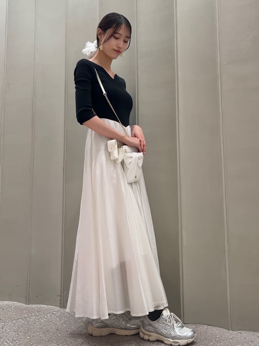 ホワイト系のショルダーバッグ、シルバー系のスニーカー、その他のワンピースを着用したレディースの冬コーディネートの7枚目の写真