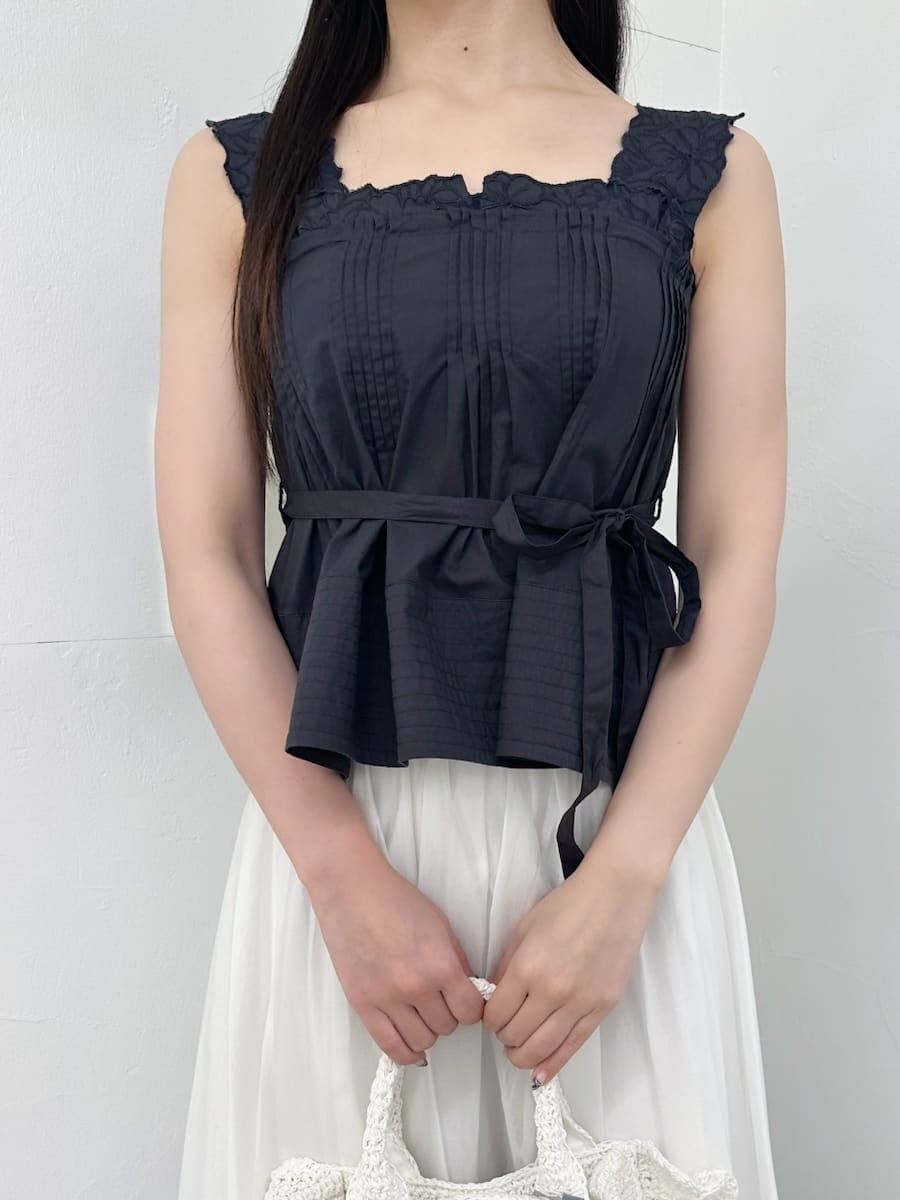 ブルー系のシャツ/ブラウス、ブラック系のサンダル、ホワイト系のショルダーバッグを着用したレディースの春コーディネートの3枚目の写真