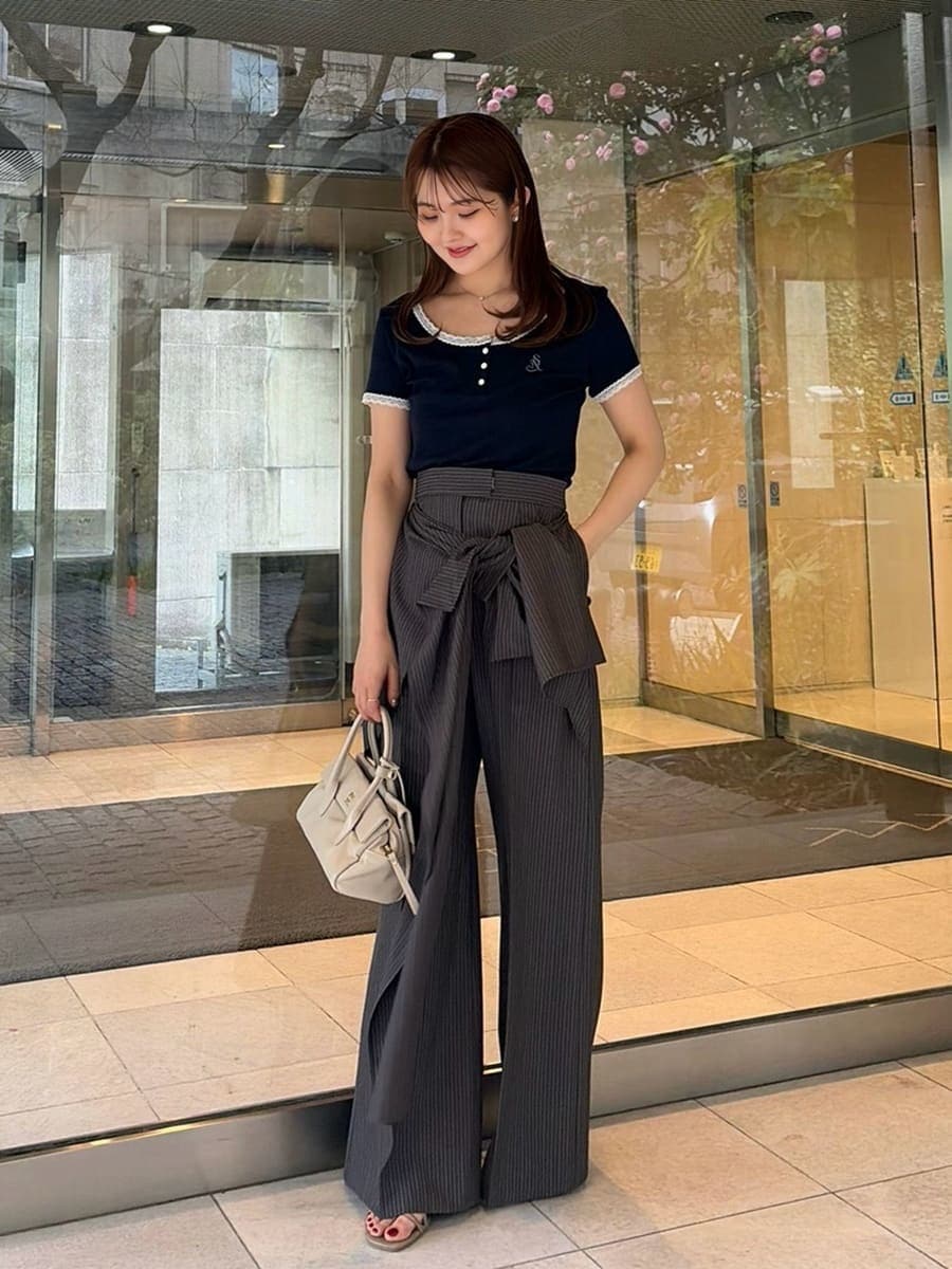 グレー系のその他パンツ、ブルー系のTシャツ/カットソー、ブラウン系のサンダルを着用したレディースの春コーディネートの3枚目の写真