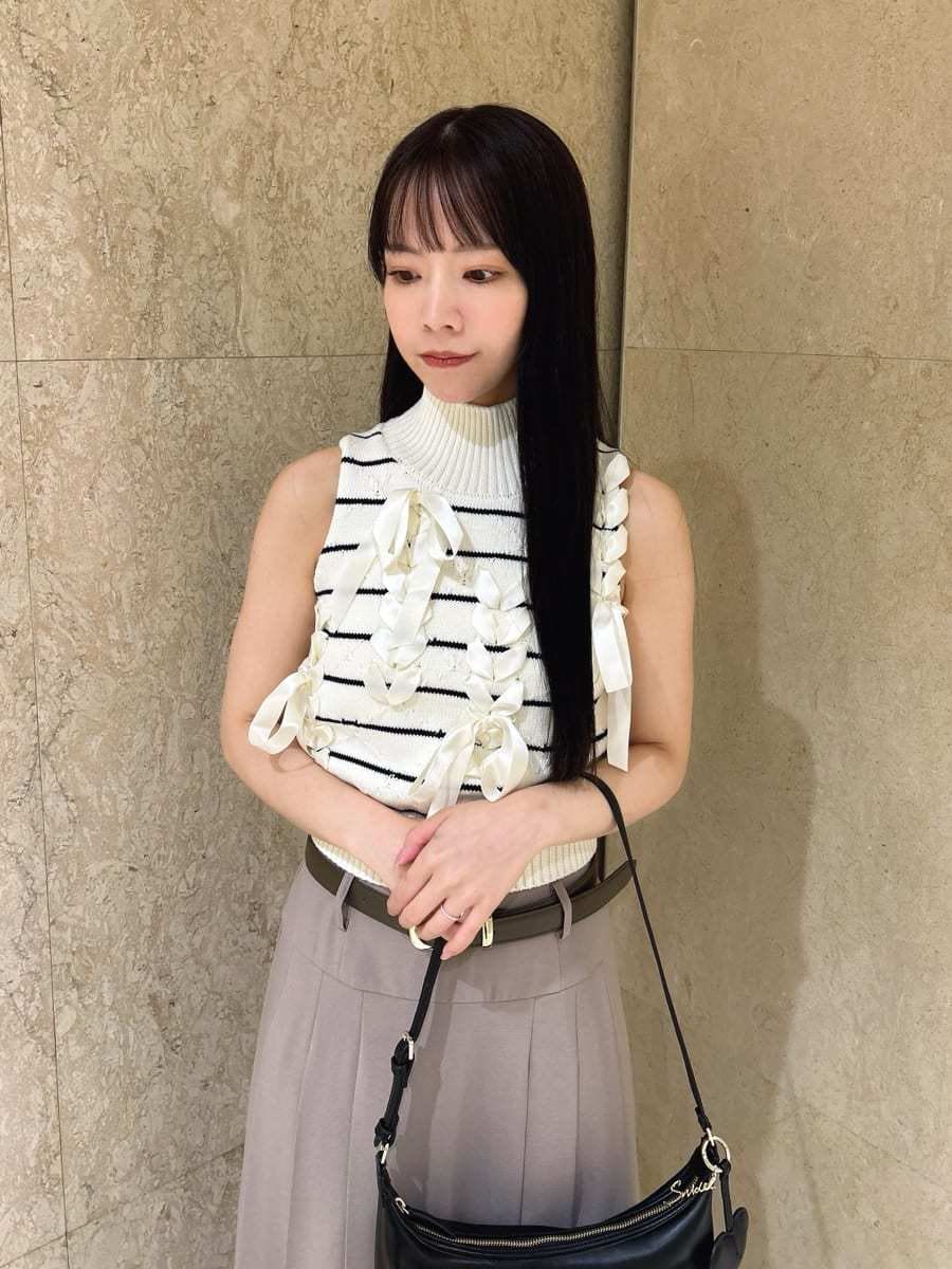 その他のニット/セーター、ブラック系のサンダル、ブラック系のショルダーバッグを着用したレディースの夏コーディネートの3枚目の写真