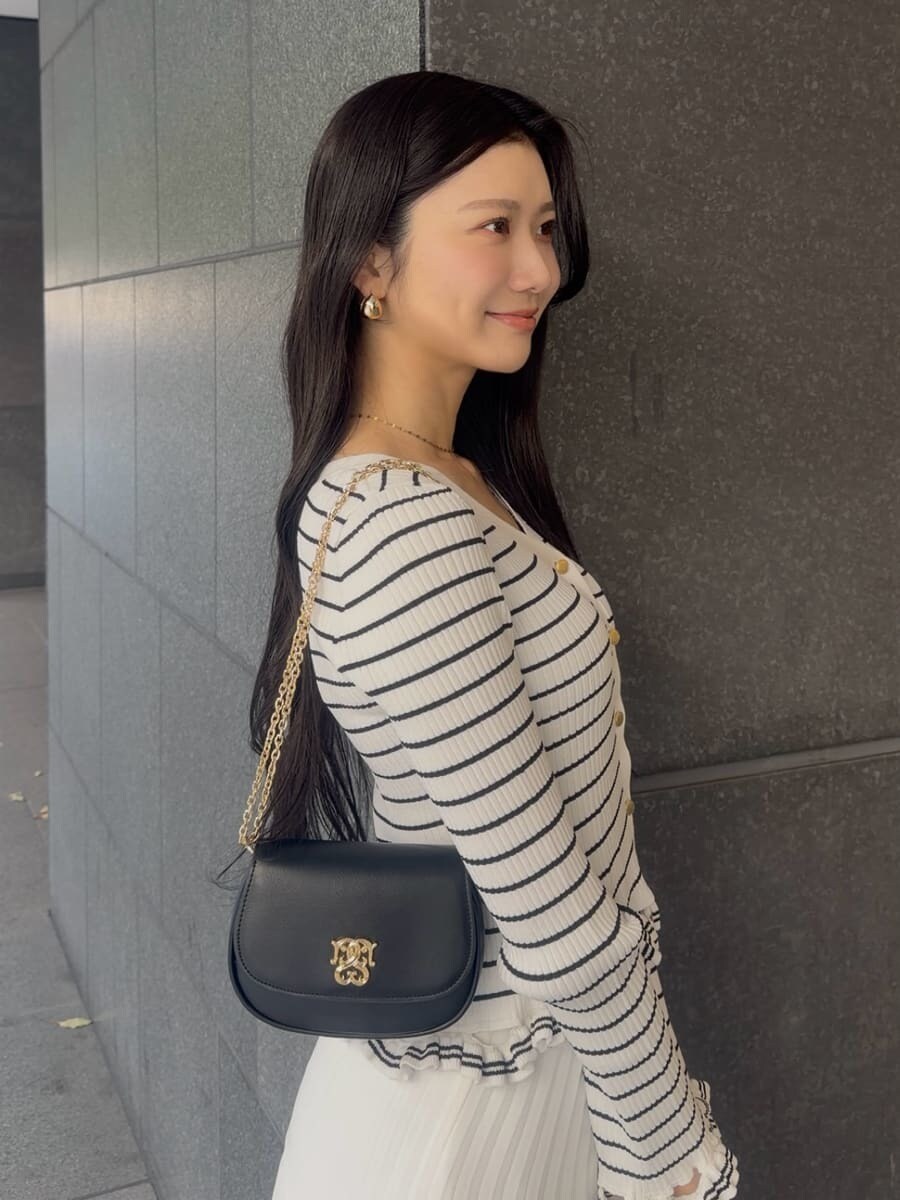 その他のカーディガン/ボレロ、ブラック系のショルダーバッグ、ブラック系のパンプスを着用したレディースの春コーディネートの5枚目の写真