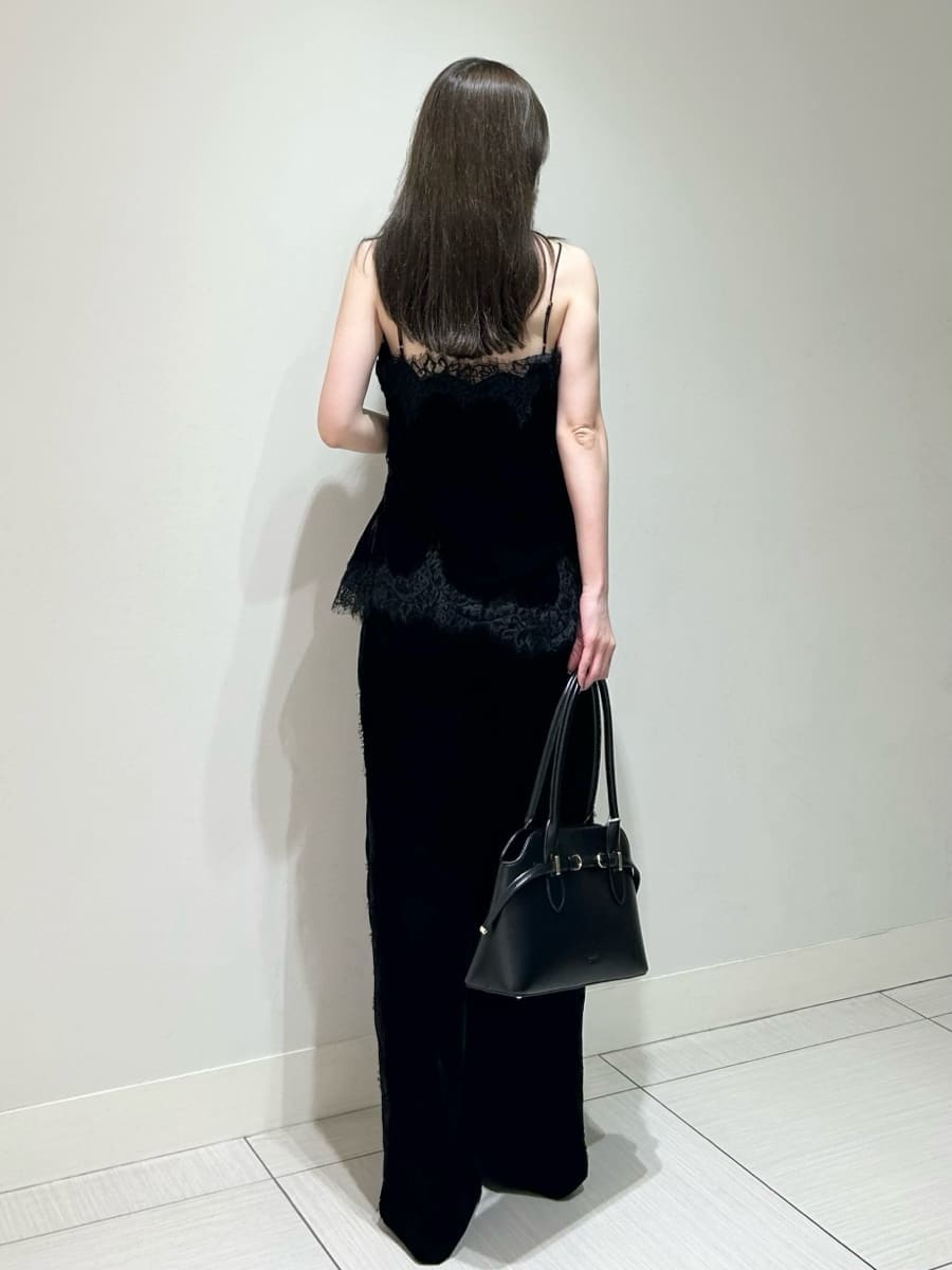 ブラック系のその他パンツ、ブラック系のキャミソール、ブラウン系のサンダルを着用したレディースの秋コーディネートの4枚目の写真