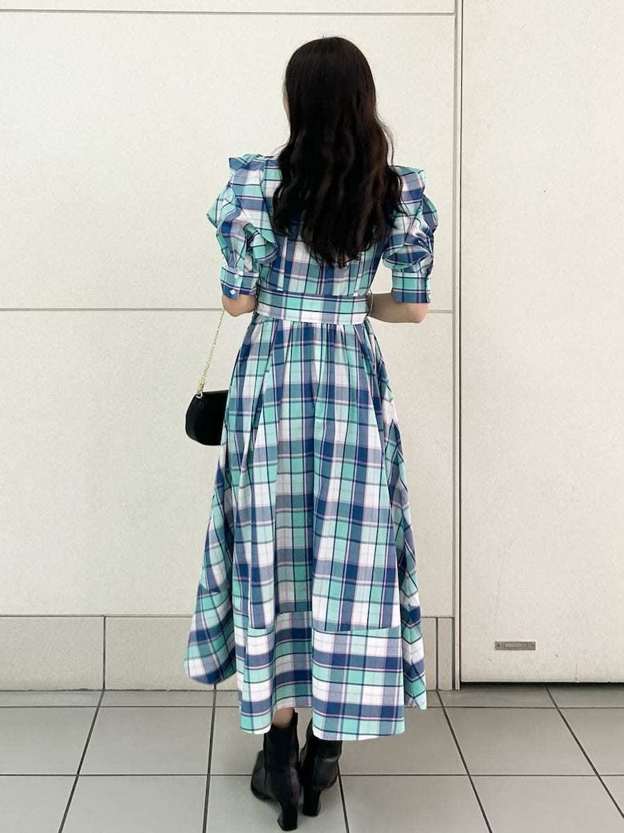 その他のワンピース、ブラック系のショルダーバッグを着用したレディースの冬コーディネートの5枚目の写真