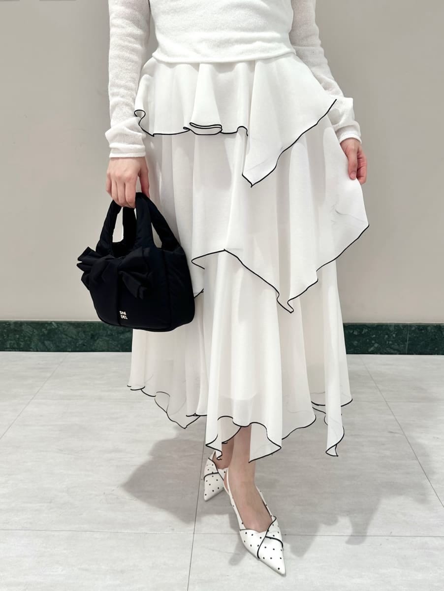 ホワイト系のワンピース、その他のパンプスを着用したレディースの冬コーディネートの3枚目の写真