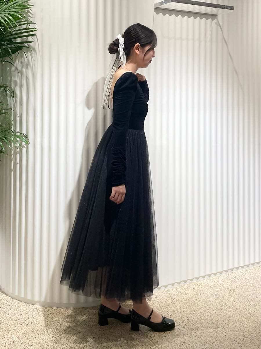 ブラック系のワンピース、ブラック系のパンプス、ブラック系のショルダーバッグを着用したレディースの夏コーディネートの4枚目の写真