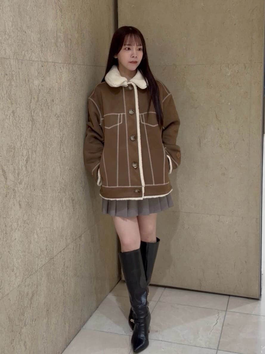グレー系のその他パンツ、ブラウン系のニット/セーター、ブラック系のブーツを着用したレディースの秋コーディネートの5枚目の写真