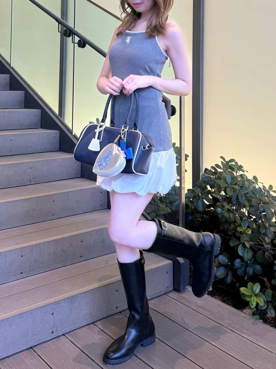 グレー系のワンピース、ブルー系のボストンバッグ、シルバー系のキーケース/キーアクセサリーを着用したレディースの春コーディネートの4枚目の写真