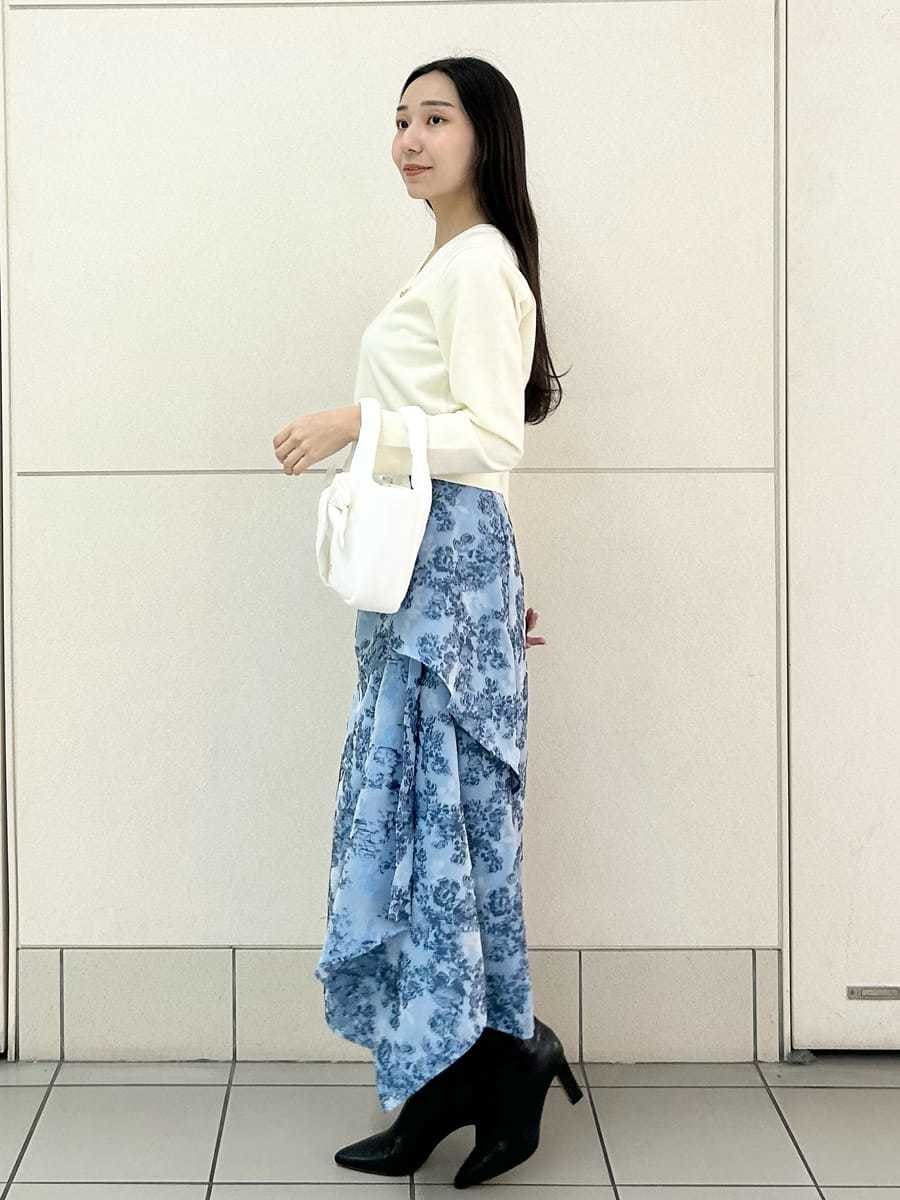 ブラック系のブーツ、ホワイト系のニット/セーターを着用したレディースの冬コーディネートの3枚目の写真