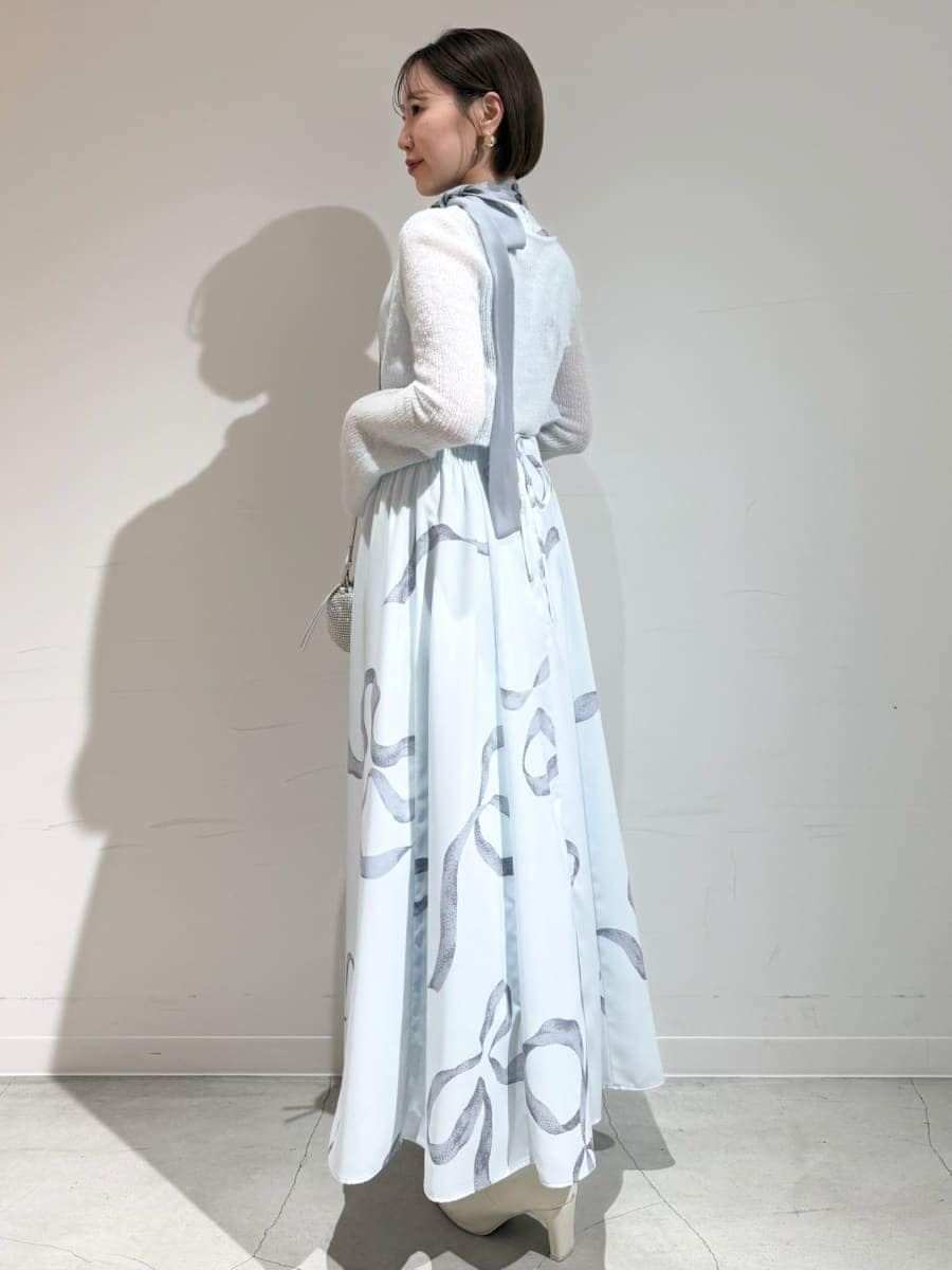 ブルー系のワンピース、ゴールド系のピアス（両耳用）を着用したレディースの冬コーディネートの2枚目の写真