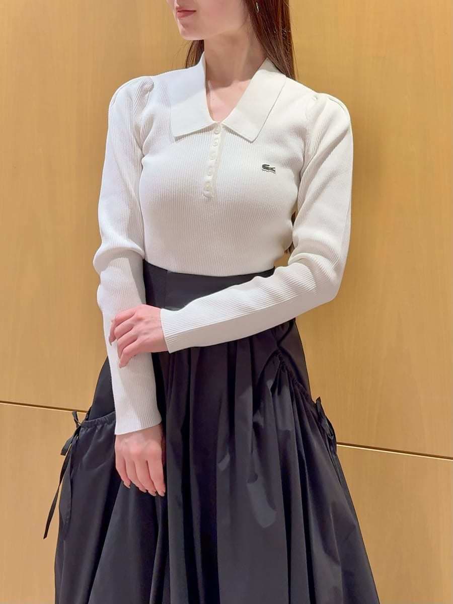 ホワイト系のニット/セーター、ブラック系のスカート、その他のブーツを着用したレディースの秋コーディネートの4枚目の写真