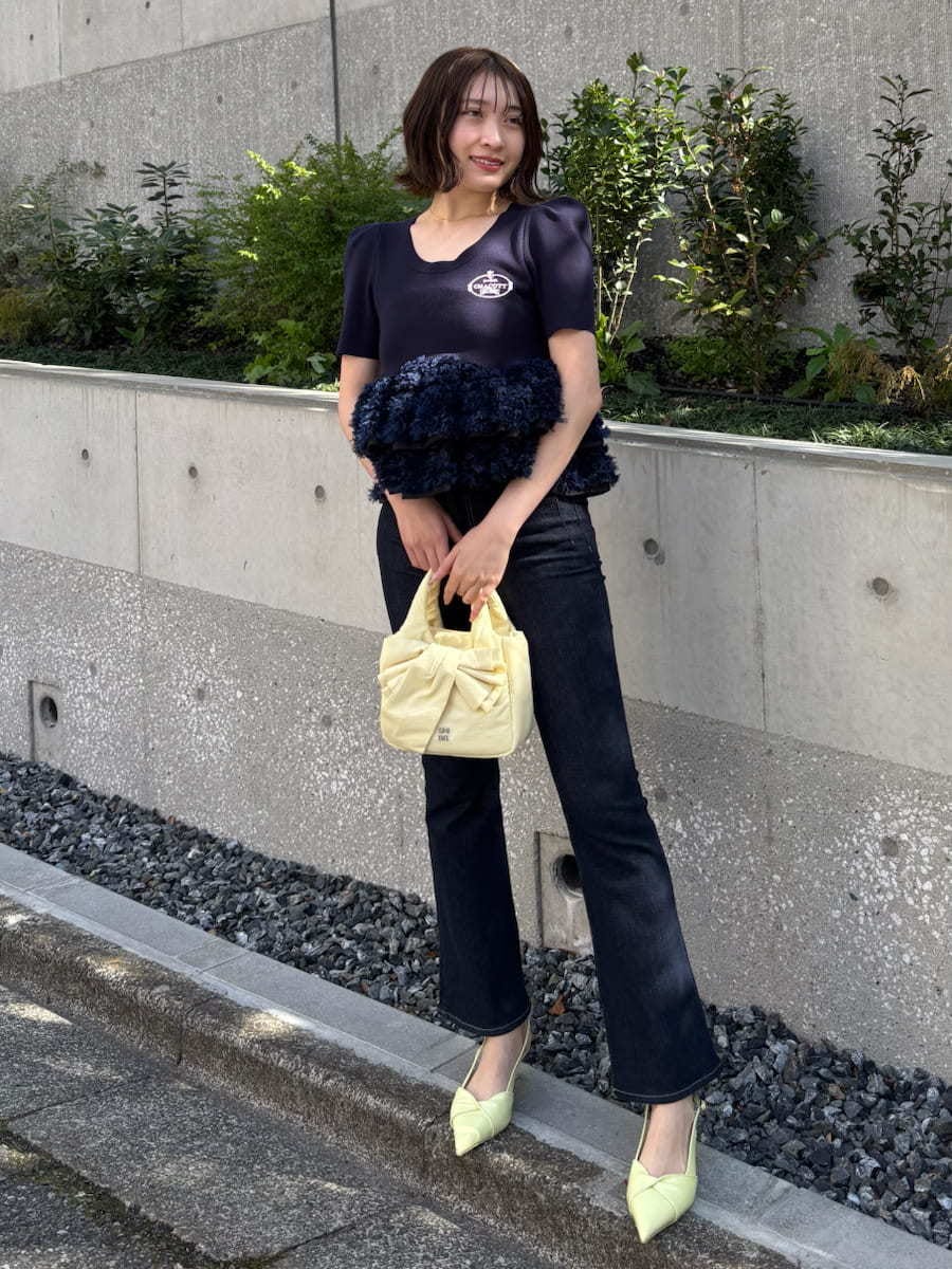 ブルー系のその他パンツ、ブルー系のニット/セーター、イエロー系のパンプスを着用したレディースの春コーディネートの3枚目の写真