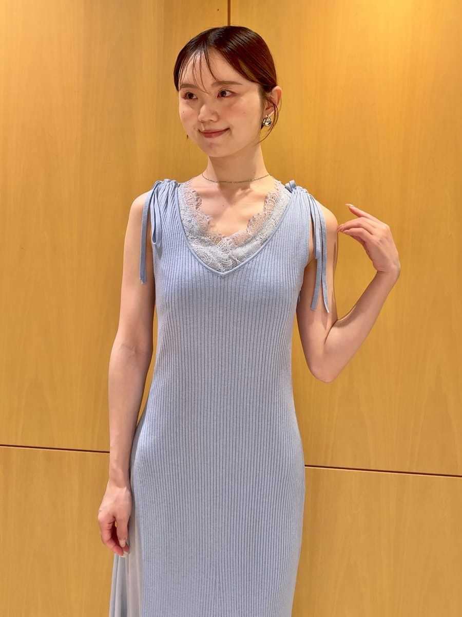 ブルー系のワンピース、ブラウン系のサンダル、ブラウン系のショルダーバッグを着用したレディースの夏コーディネートの5枚目の写真