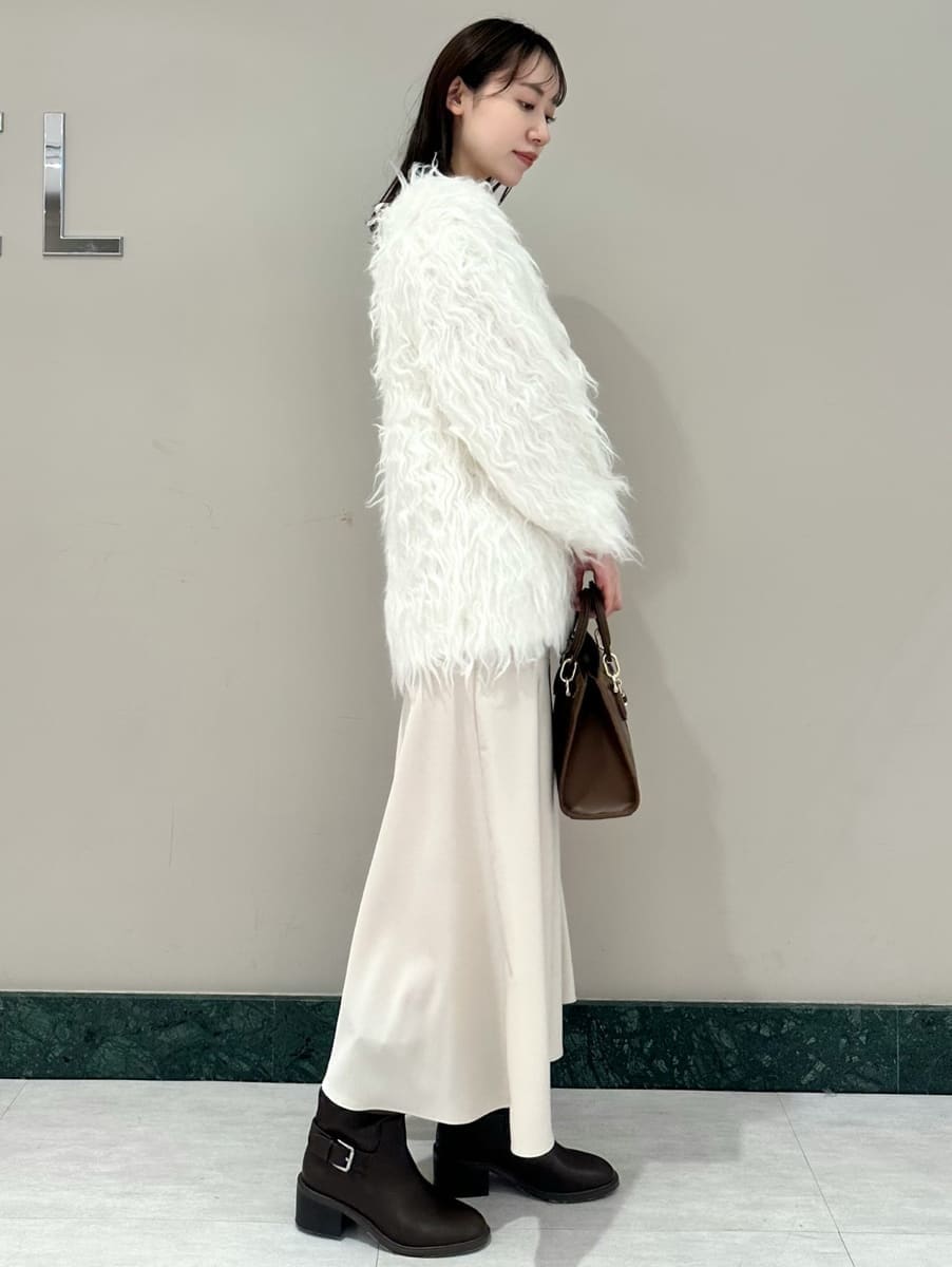 ホワイト系のワンピース、ホワイト系のカーディガン/ボレロ、ブラウン系のハンドバッグを着用したレディースの秋コーディネートの4枚目の写真