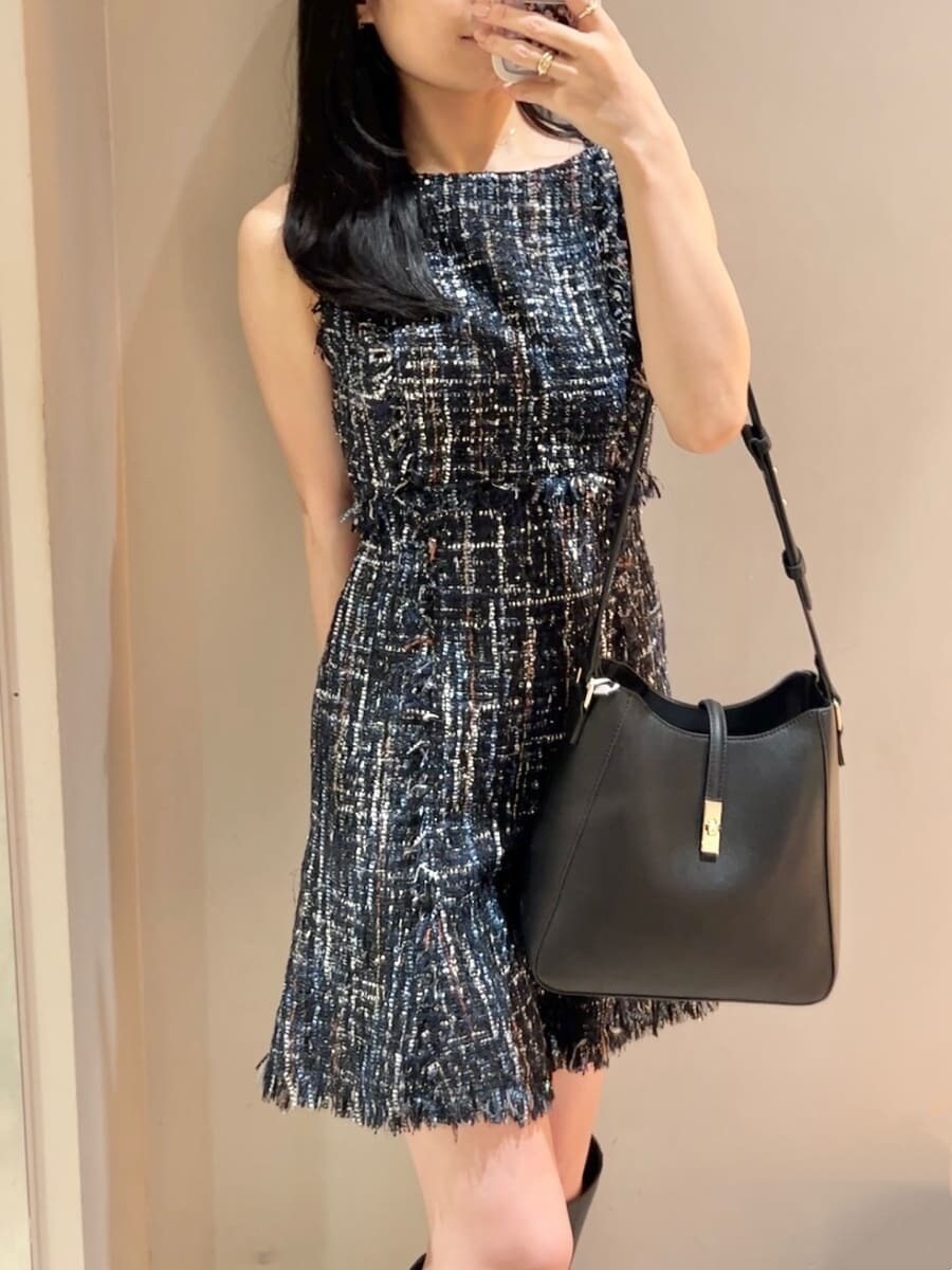 ブルー系のノーカラージャケット、ブルー系のワンピース、ブラック系のトートバッグを着用したレディースの秋コーディネートの8枚目の写真