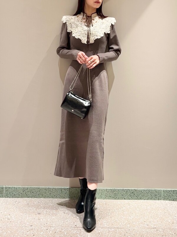 ホワイト系のその他アウター、ブラウン系のワンピース、ブラック系のショルダーバッグを着用したレディースの冬コーディネートの6枚目の写真