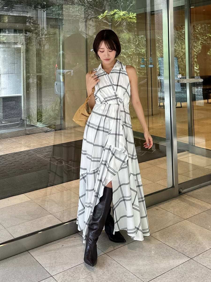 その他のワンピース、ブラウン系のブーツ、イエロー系のショルダーバッグを着用したレディースの夏コーディネートの2枚目の写真