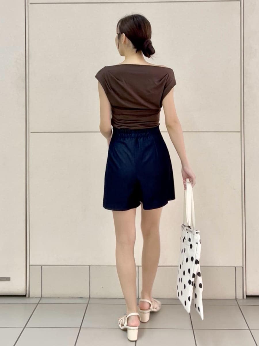 ブルー系のその他パンツ、ブラウン系のTシャツ/カットソー、ホワイト系のトートバッグを着用したレディースの夏コーディネートの4枚目の写真
