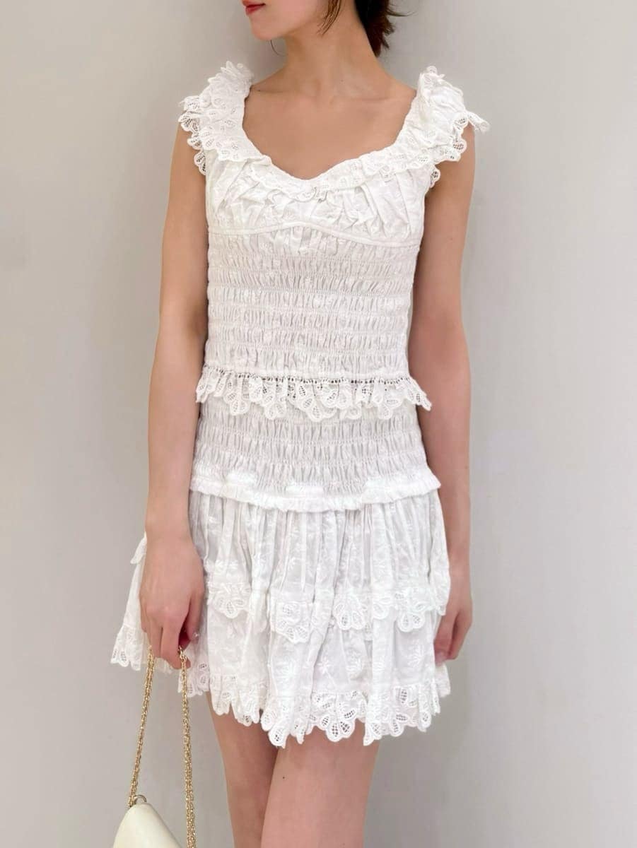 ホワイト系のその他パンツ、ホワイト系のシャツ/ブラウス、ホワイト系のショルダーバッグを着用したレディースの春コーディネートの4枚目の写真