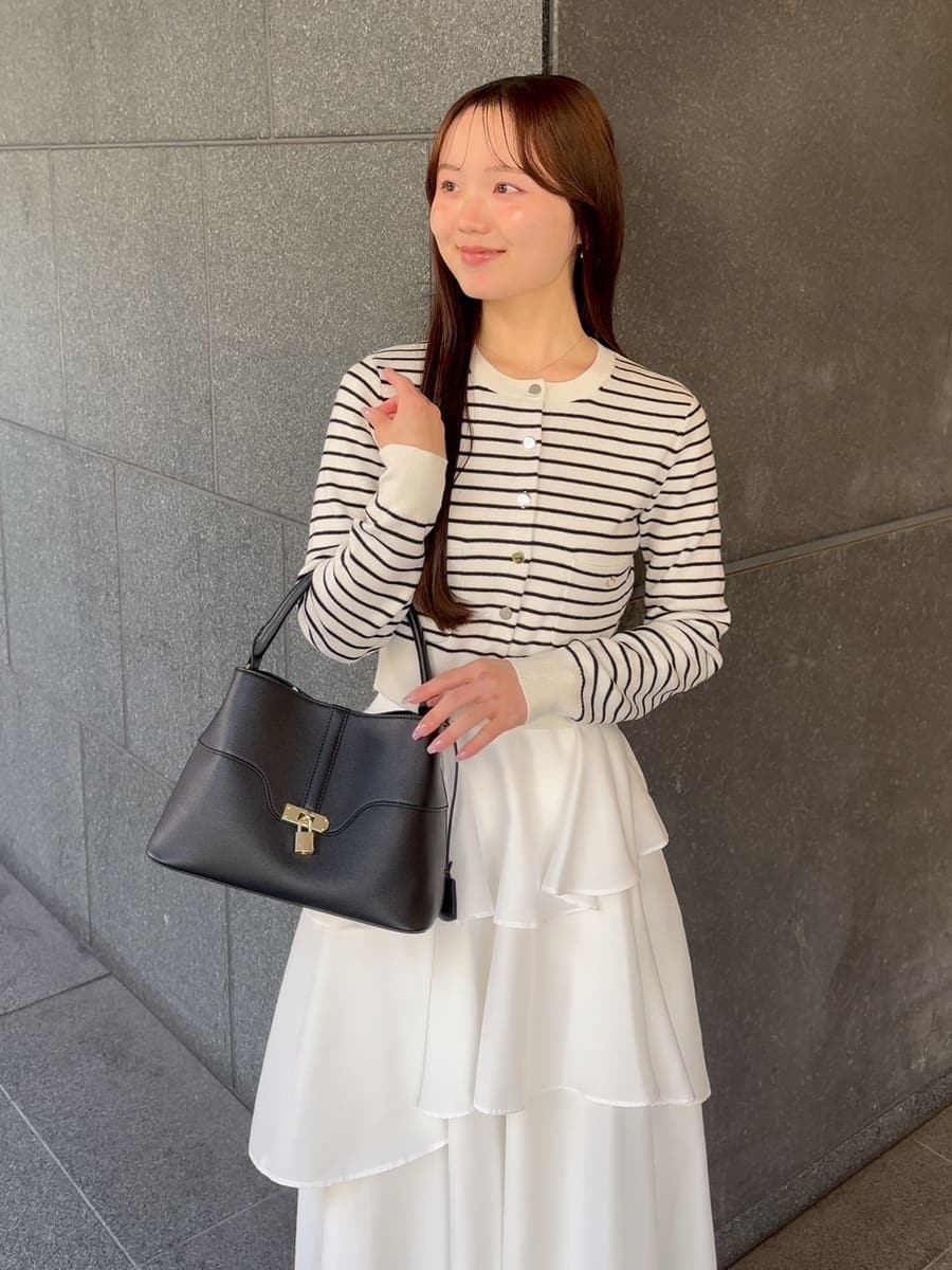 グレー系のブーツ、その他のワンピース、ブラック系のハンドバッグを着用したレディースの冬コーディネートの5枚目の写真