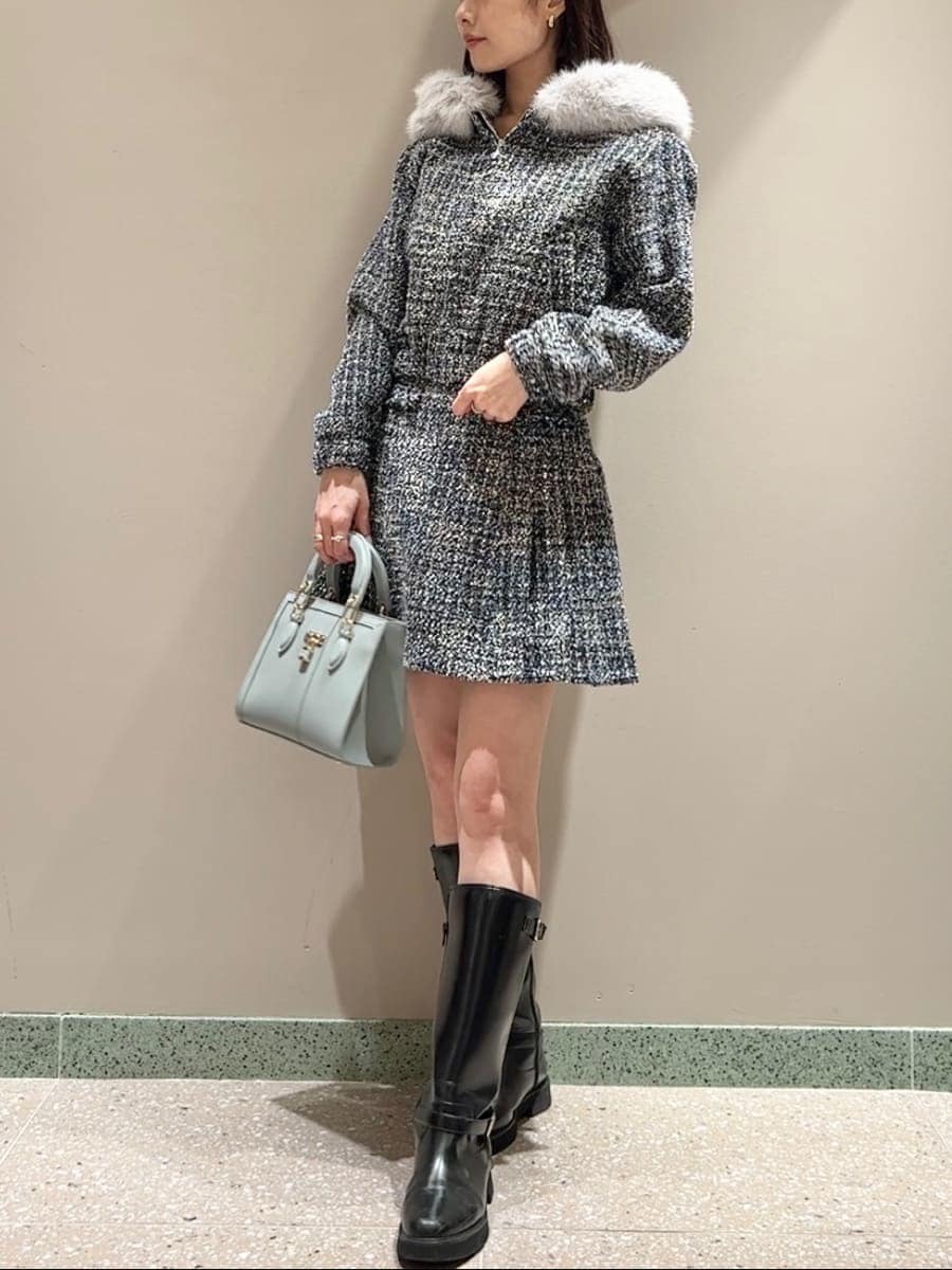 ブラック系のブーツ、ブルー系のブルゾン、ブルー系のスカートを着用したレディースの冬コーディネートの3枚目の写真