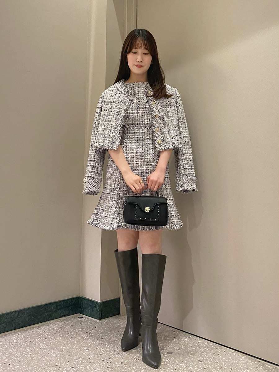 その他のノーカラージャケット、その他のワンピース、グレー系のブーツを着用したレディースの秋コーディネートの4枚目の写真