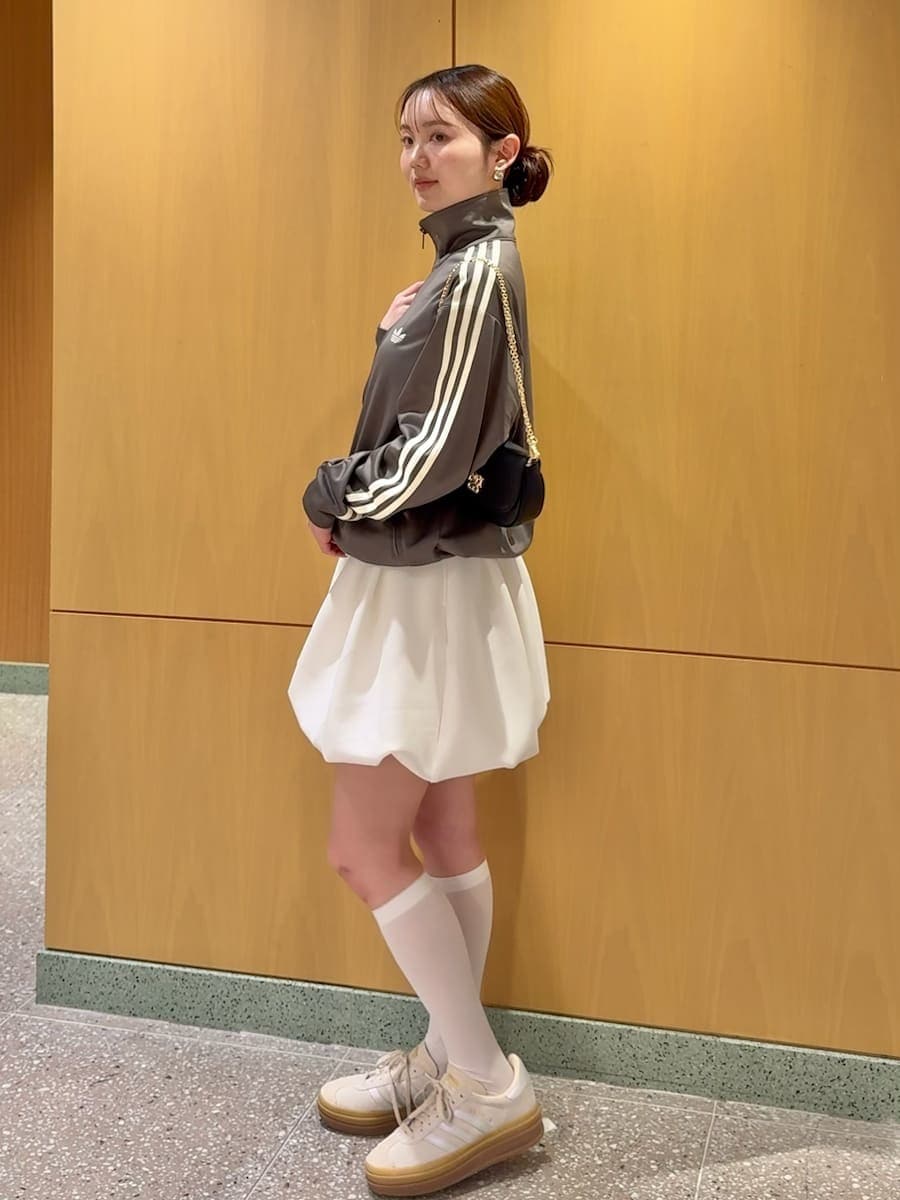 ホワイト系のワンピース、ブラック系のショルダーバッグ、その他のスニーカーを着用したレディースの冬コーディネートの3枚目の写真