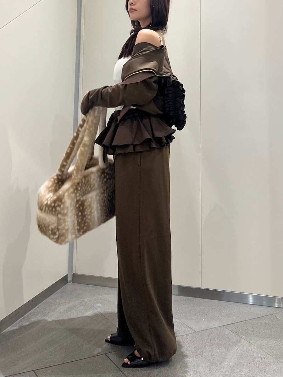 ブラウン系のその他パンツ、ブラウン系のパーカー、ホワイト系のキャミソールを着用したレディースの夏コーディネートの2枚目の写真