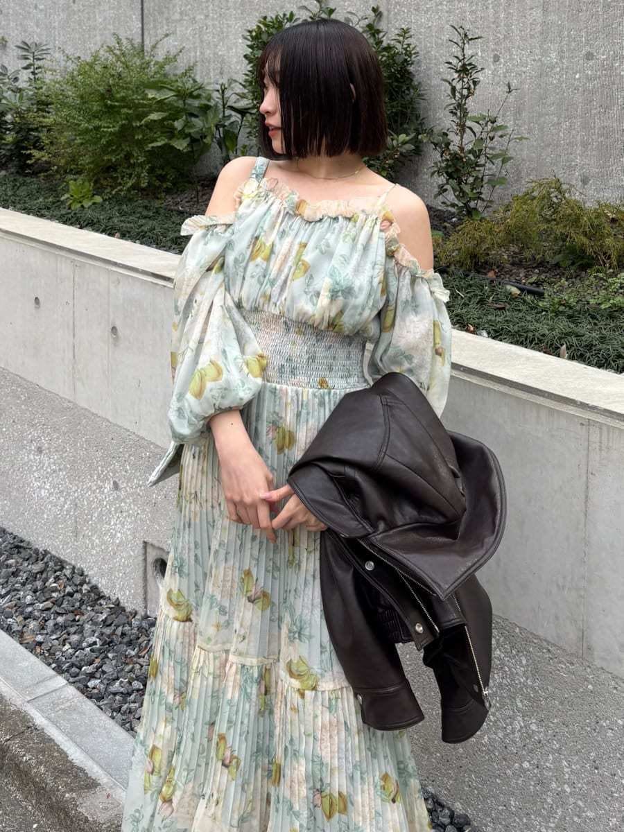 ブラウン系のブルゾン、グリーン系のワンピース、ブラウン系のパンプスを着用したレディースの冬コーディネートの9枚目の写真