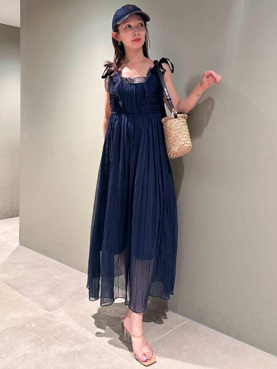 ブルー系のワンピース、その他のパンプス、ブラック系のかごバッグを着用したレディースの夏コーディネートの3枚目の写真