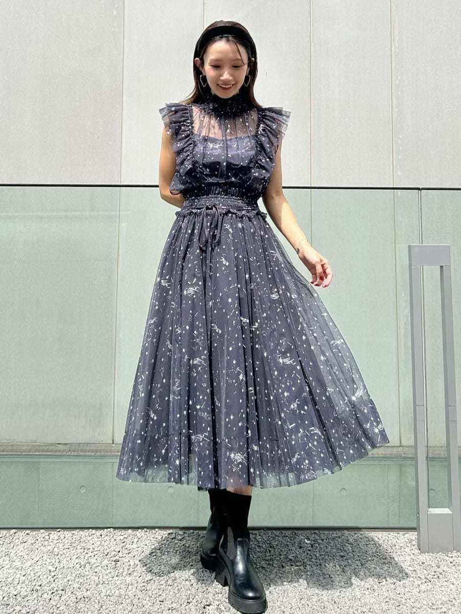 ブルー系のシャツ/ブラウス、ブルー系のスカート、ブラック系のカチューシャを着用したレディースの夏コーディネートの6枚目の写真