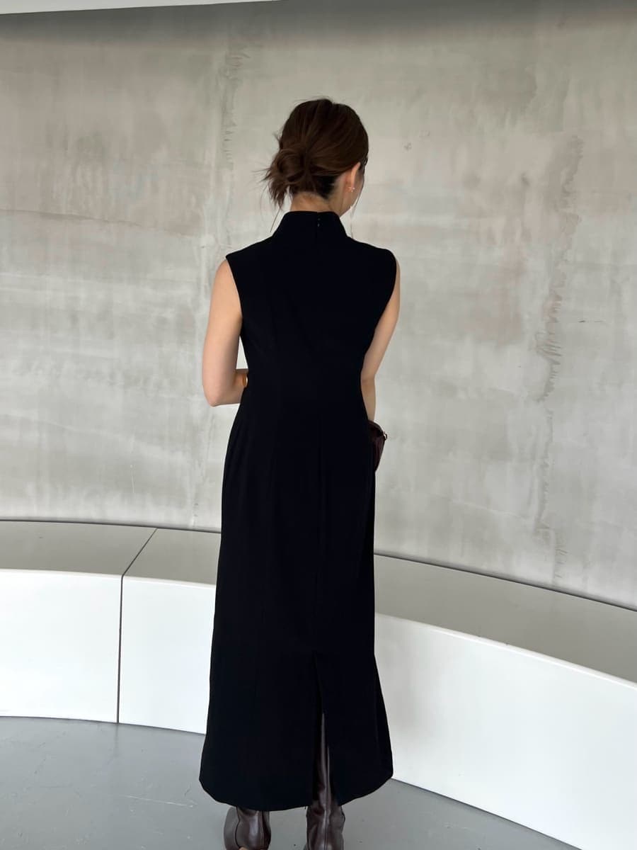 ブラック系のワンピース、ブラウン系のハンドバッグ、ブラウン系のブーツを着用したレディースの夏コーディネートの5枚目の写真