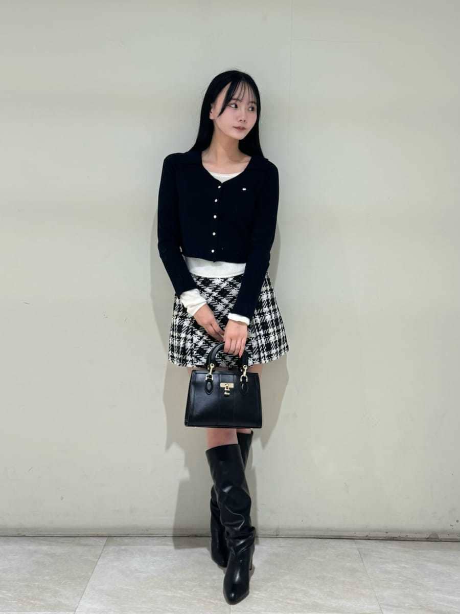 ブラック系のその他パンツ、ブルー系のニット/セーター、ブラック系のハンドバッグを着用したレディースの秋コーディネートの5枚目の写真