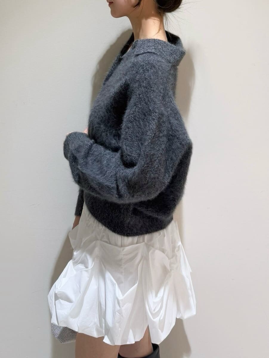 ブラック系のブーツ、グレー系のニット/セーター、ホワイト系のその他パンツを着用したレディースの冬コーディネートの4枚目の写真