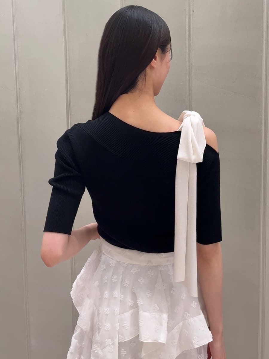 その他のスカート、ブラック系のパンプス、ブラック系のハンドバッグを着用したレディースの春コーディネートの7枚目の写真