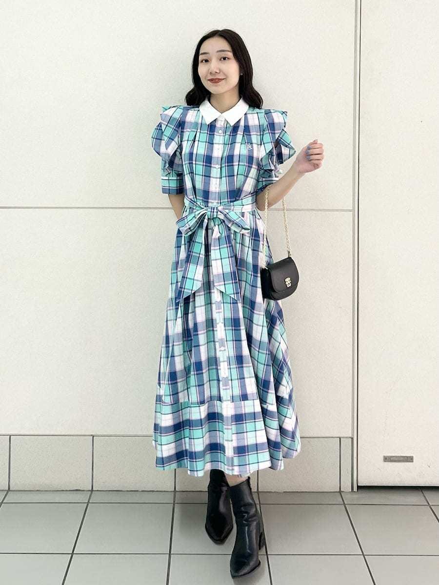 その他のワンピース、ブラック系のショルダーバッグを着用したレディースの冬コーディネートの3枚目の写真