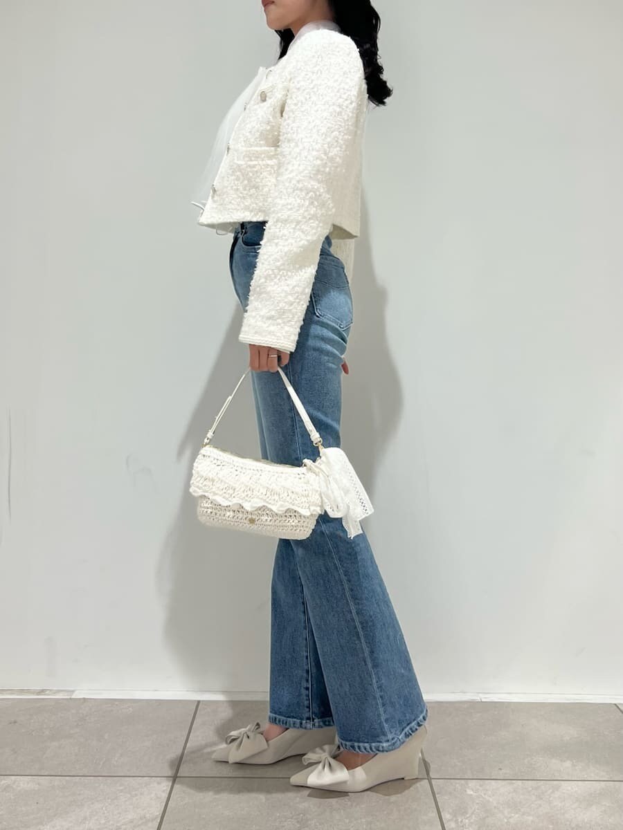 ブルー系のその他パンツ、ホワイト系のノーカラージャケット、ホワイト系のニット/セーターを着用したレディースの冬コーディネートの2枚目の写真