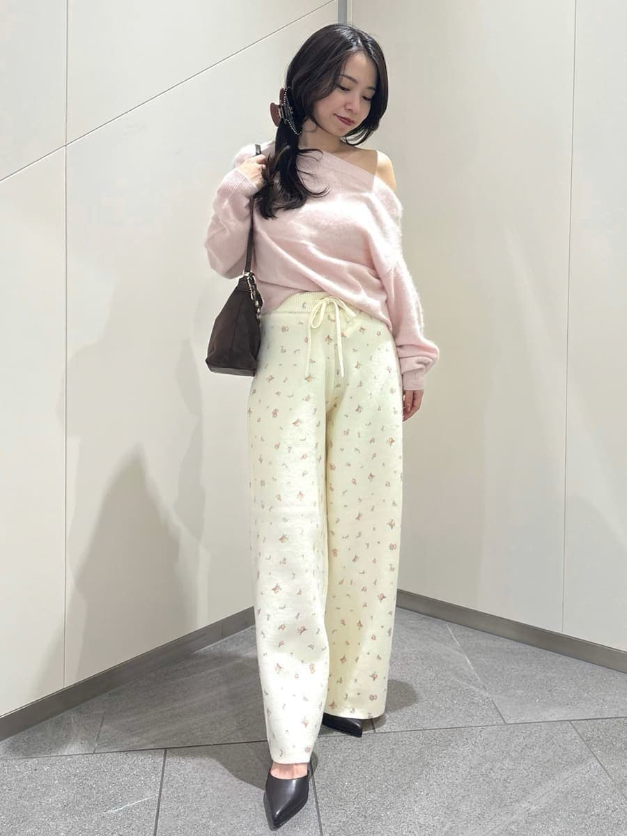 その他のその他パンツ、ピンク系のニット/セーター、ブラウン系のパンプスを着用したレディースの秋コーディネートの8枚目の写真