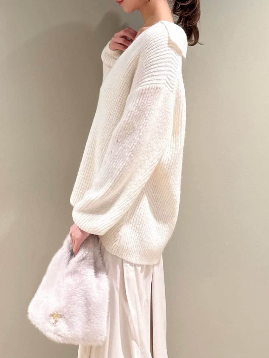 ホワイト系のワンピース、ホワイト系のハンドバッグ、その他のイヤリングを着用したレディースの冬コーディネートの4枚目の写真