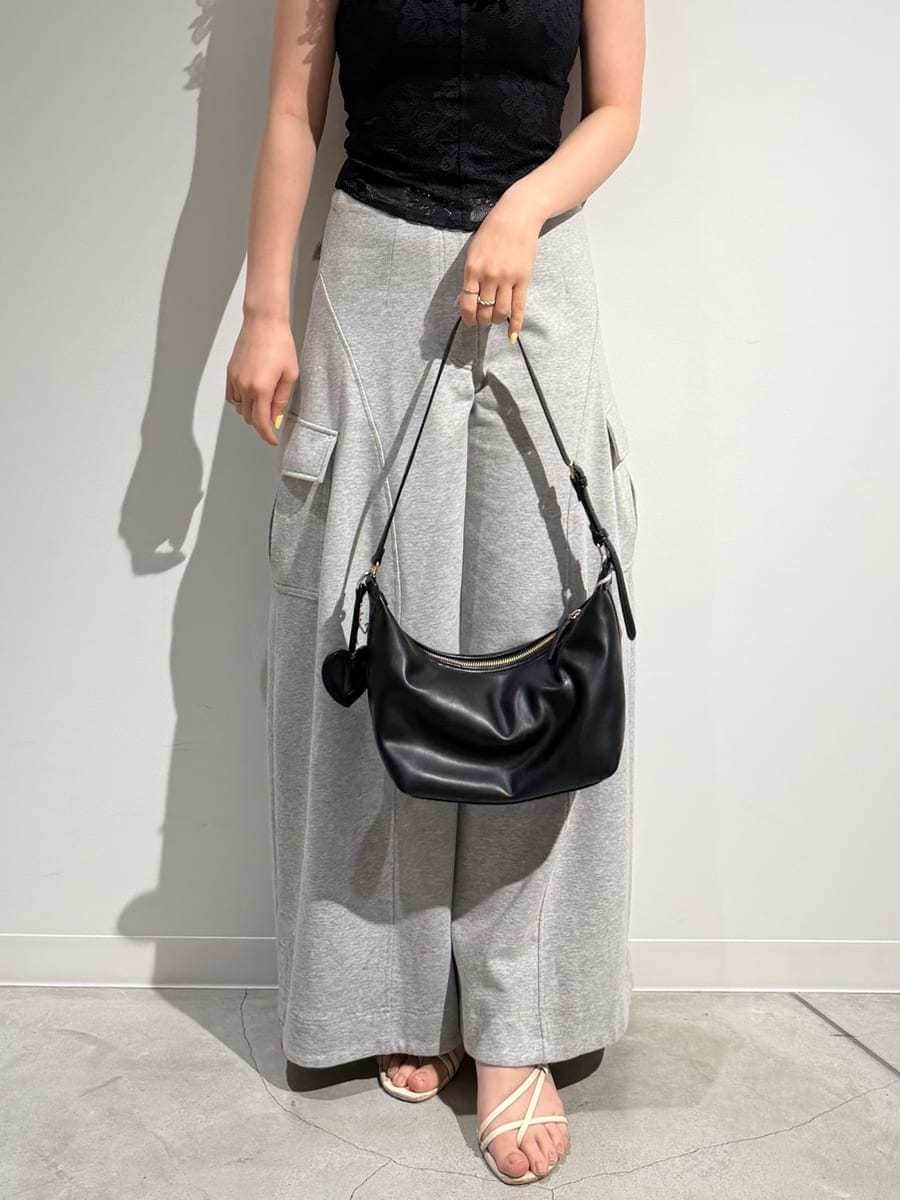 ホワイト系のサンダル、グレー系のその他パンツ、ブラック系のTシャツ/カットソーを着用したレディースの夏コーディネートの5枚目の写真