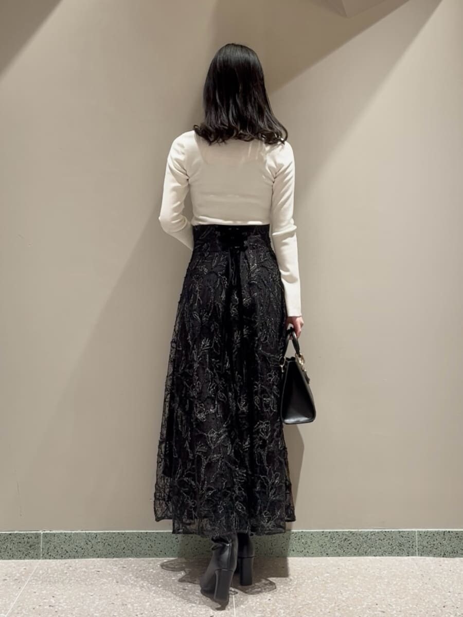 ブラック系のブーツ、グレー系のチェスターコート、ブラック系のスカートを着用したレディースの冬コーディネートの7枚目の写真