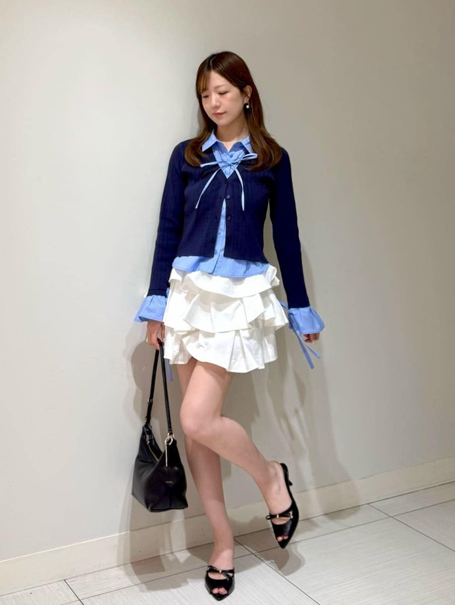 ホワイト系のその他パンツ、ブルー系のニット/セーター、ブラック系のサンダルを着用したレディースの夏コーディネートの4枚目の写真
