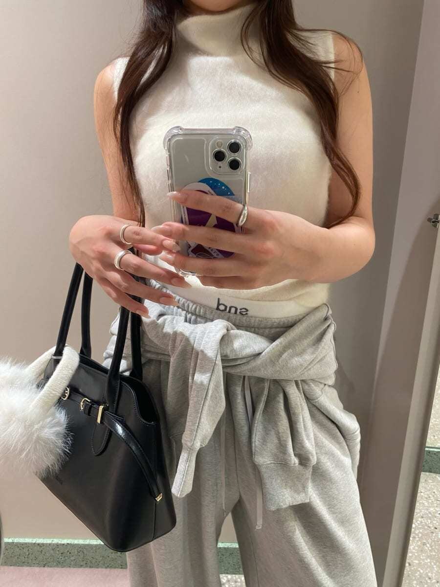 グレー系のその他パンツ、グレー系のパーカー、ホワイト系のTシャツ/カットソーを着用したレディースの秋コーディネートの6枚目の写真